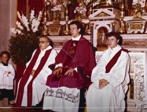 Don Vittorio canta in portoghese (click su foto)